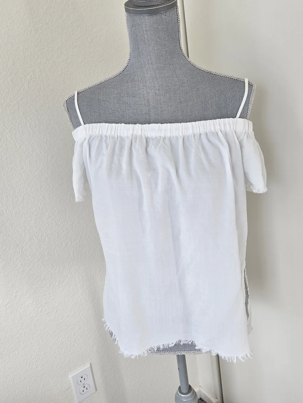 Cloth & Stone Anthropologie White‎ Off the Shoulder Small Top Fray Hem Tencel